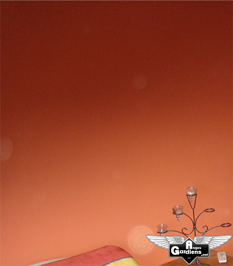 apparition-de-orbes-chambre-a-coucher-gros-plan-1